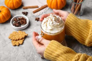 Θέλετε pumpkin spice latte στο σπίτι; Φτιάξτε το με αυτή την εύκολη συνταγή