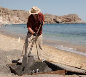 Στη Μήλο ψήνουν ολόκληρα ψάρια μέσα στην καυτή άμμο – Πήγαμε στο Sirocco να δούμε πώς γίνεται